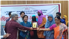 মায়ের কোলে চড়ে জয়িতা পুরস্কার নিলেন সনিয়া