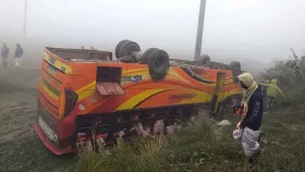 নওগাঁয় ঘন কুয়াশায় যাত্রীবাহী বাস উল্টে খাদে, নিহত ১&nbsp;
