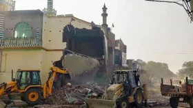 ভারতে পুলিশের উপস্থিতিতে ভাঙ্গা হল ১৮০ বছরের পুরনো মসজিদ