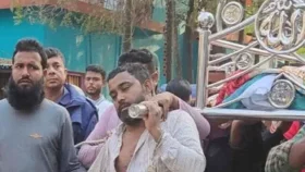 হাতকড়া নিয়ে মায়ের জানাজা পড়লেন ছাত্রলীগ নেতা&nbsp;