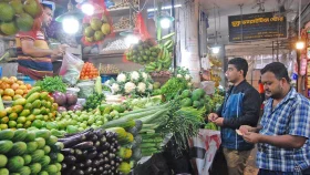 বাজারে সবজির ছড়াছড়ি, তবুও দামে অস্বস্তি