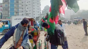 কাঁধে করেই &lsquo;লাল-সবুজের&rsquo; স্বপ্ন বেচেন তারা&nbsp;