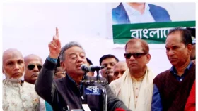 গণতন্ত্রের বাইরে যাওয়ার কোনও সুযোগ নেই : আমির খসরু