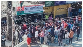 ভূরুঙ্গামারীতে ফুল দেয়া নিয়ে বিএনপির দুগ্রুপের সংঘর্ষে আহত ১২