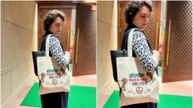 ফিলিস্তিনের পর &lsquo;বাংলাদেশ&rsquo; লেখা ব্যাগ নিয়ে সংসদে প্রিয়াঙ্কা