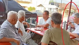 রেস্তোরাঁয় ধূমপান, মালয়েশিয়ার পররাষ্ট্রমন্ত্রীকে জরিমানা!