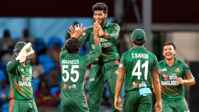 লিটনের হাতে ট্রফি তুলে দিলেন বাংলাদেশের বোলাররা