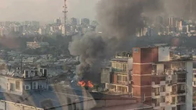 সংকীর্ণ রাস্তা দিয়ে ঢুকতে পারছে না পানিবাহী গাড়ি