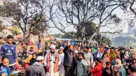 কড়াইল বস্তিতে অগ্নিকাণ্ডে ক্ষতিগ্রস্তদের পাশে জামায়াত নেতারা