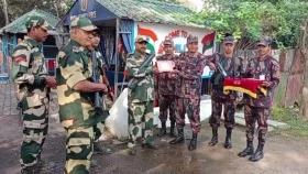 হিলিতে বিজিবি দিবসে বিএসএফকে মিষ্টি উপহার বিজিবির