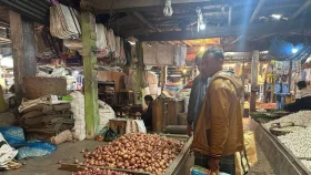 হিলিতে আলুর দাম কেজিতে কমল ১৫ টাকা