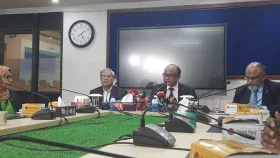 গণমাধ্যমের সামনে নিজের আয়-ব্যয়ের হিসাব দিলেন দুদক চেয়ারম্যান