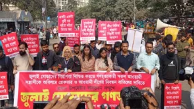 ৩ দফা দাবিতে প্রধান উপদেষ্টার বাসভবন অভিমুখে ইনকিলাব মঞ্চের পদযাত্রা