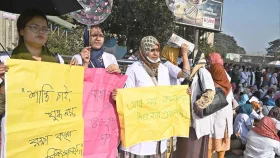 শাহবাগ ছাড়লেন চিকিৎসকরা, কর্মবিরতি চালিয়ে যাওয়ার ঘোষণা