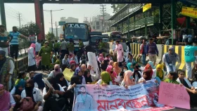 বাসচাপায় শিক্ষার্থী মৃত্যুর ঘটনায় ফের ঢাকা-আরিচা মহাসড়ক অবরোধ