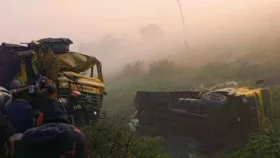 নাটোরে ৬ ট্রাকের সংঘর্ষে একজন নিহত
