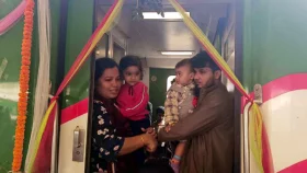 সোয়া ৪ ঘণ্টায় খুলনা থেকে ঢাকায় এল নতুন ট্রেন