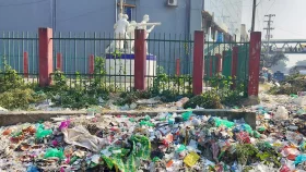 মুক্তিযোদ্ধা স্মৃতিস্তম্ভ যেন ময়লার ভাগাড়