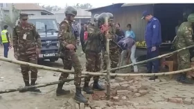 সরকারি সড়কে ছাত্রলীগ নেতার বাঁশের বেড়া, গুঁড়িয়ে দিল সেনাবাহিনী