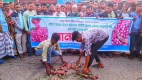 পেঁয়াজের ন্যায্যমূল্যের দাবিতে কৃষকদের সড়ক অবরোধ