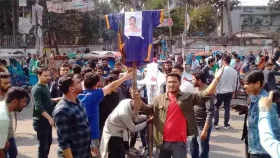 ঢাকা কলেজে ছাত্রদলের নতুন কমিটি নিয়ে বিক্ষোভ, কুশপুত্তলিকা দাহ
