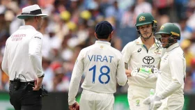 হাঁটুর বয়সী ক্রিকেটারকে ধাক্কা, শাস্তির মুখে বিরাট কোহলি