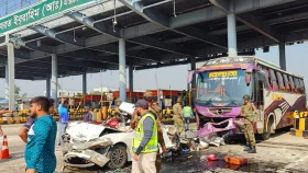 বাসের ধাক্কায় দুমড়েমুচড়ে গেল প্রাইভেট কার, প্রাণ ঝরল ৫ জনের