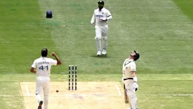 হাস্যকরভাবে বোল্ড হয়ে হাসতে হাসতে মাঠ ছাড়লেন স্মিথ