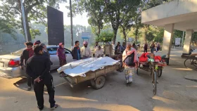 দাঁড়িয়ে থাকা করিমনে ট্রাকের ধাক্কা, প্রাণ গেল ৩ শ্রমিকের
