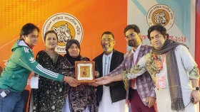 অভিনেত্রী আনোয়ারাকে সম্মাননা