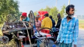 স্কুলে ভর্তি হতে যাওয়ার পথে ট্রাকচাপায় বাবা-মেয়েসহ ৩ জনের মৃত্যু