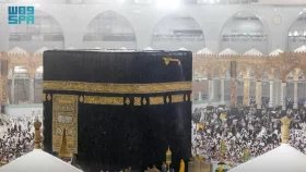 ভারী বৃষ্টির মধ্যেই কাবা শরীফে প্রার্থনা