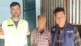 দ্বিতীয় স্ত্রীকে এসিড নিক্ষেপ করার অভিযোগে স্বামী গ্রেপ্তার