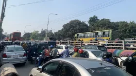 ঢাকার দুই প্রান্তে অবরোধ, যানজটে স্থবির রাজধানী
