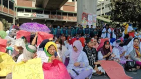 শাহবাগ অবরোধ করেছেন প্রশিক্ষণার্থী চিকিৎসকরা