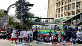 দাবি আদায় না হওয়া পর্যন্ত রাস্তায় থাকার হুঁশিয়ারি ট্রেইনি চিকিৎসকদের