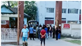 থানা ফটকে গাড়ি থামিয়ে আসামি ছিনিয়ে নেয়ার চেষ্টা