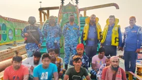 মেঘনায় অবৈধভাবে বালু উত্তোলন, ড্রেজার-বাল্কহেডসহ আটক ১৩
