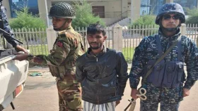 খুলনায় স্বামী-স্ত্রী গ্রেপ্তার, অস্ত্র ও ককটেল উদ্ধার