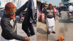 মুজিবকোট পুড়িয়ে পদত্যাগের ঘোষণা আ.লীগ নেতার
