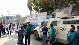 ট্রেইনি চিকিৎসদের শাহবাগ অবরোধ, সতর্ক অবস্থানে পুলিশ