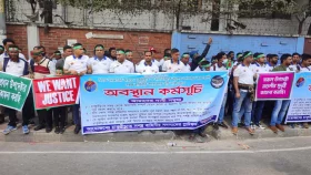 তিন দফা দাবিতে জাহাঙ্গীর গেটে চাকরিচ্যুত সেনা সদস্যদের অবস্থান