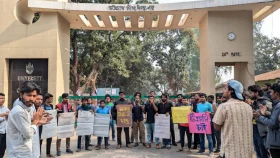 চাকসু নির্বাচনসহ ৯ দাবিতে চবি শিক্ষার্থীদের অবরোধ&nbsp;