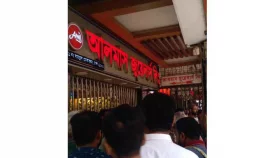 নিয়ন্ত্রণ হারিয়ে জুয়েলারি দোকানে প্রাইভেটকার, আহত ১