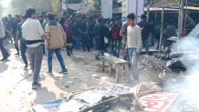 ঢাকামুখী শিক্ষার্থীদের বহরে হামলা, সংঘর্ষে রণক্ষেত্র মোল্লাহাট
