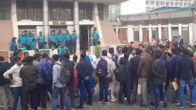 সচিবালয়ের সামনে ৪৩তম বিসিএসে বাদ পড়া প্রার্থীদের অবস্থান