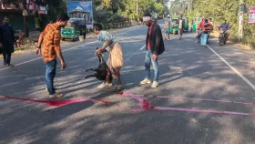 দুর্ঘটনা রোধে সড়কে ঢালা হলো পশুর রক্ত