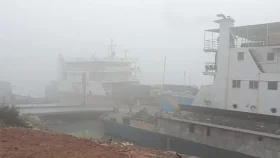 ঘন কুয়াশায় আরিচা-কাজিরহাট নৌপথে ফেরি চলাচল বন্ধ