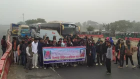 পদ্মা সেতুর মাওয়া প্রান্তে এক্সপ্রেসওয়ে অবরোধ করে বিক্ষোভ