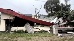 ছাত্রলীগের অফিস গুঁড়িয়ে দিল শিক্ষার্থীরা